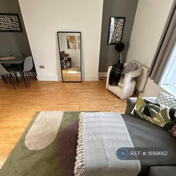 1 bedroom in a flat share to rent - Photo 1