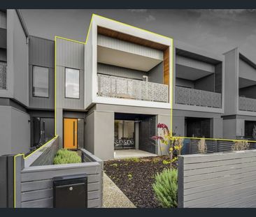 Stylish Reverse-Living Townhouse in the Heart of the East Estate - Photo 4