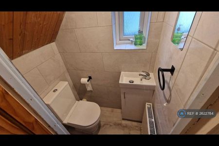 1 bedroom in a house share to rent - Photo 5