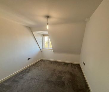 Two Bedroom Top Floor Apartment - Photo 3