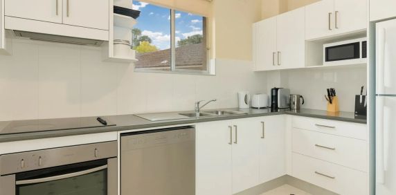 Two Bedroom Apartment with Leafy Outlook - Photo 2