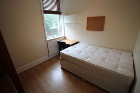 3 bedroom flat to rent - Photo 3