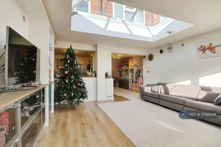 3 bedroom semi-detached house to rent - Photo 2