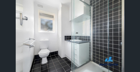 MODERN, SPACIOUS & FULL OF LIGHT - Photo 4