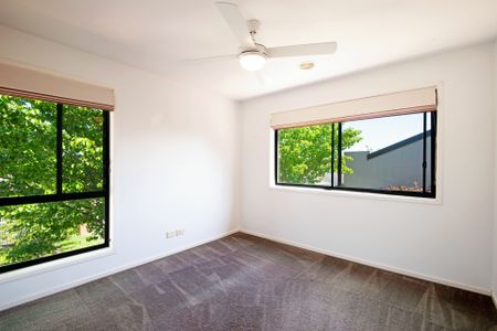 Stunning 2 Storey Townhouse - Photo 3