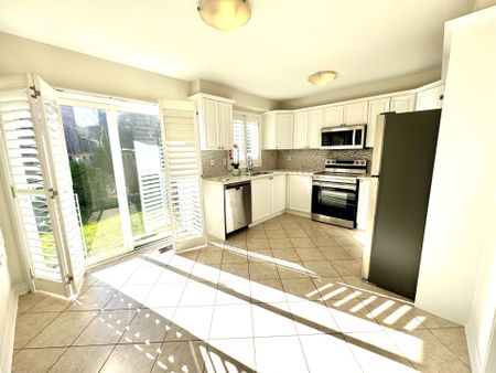 For Lease - 113 Mynden Way, Newmarket, Ontario - Photo 5