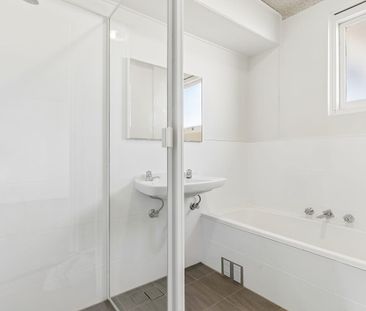 Sun-Drenched Apartment With Harbour Bridge Views And Outstanding Po... - Photo 4