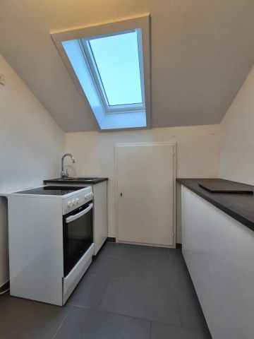 Elegante 2-Zimmer-Dachgeschosswohnung mit Einbauküche und KFZ-Stellplatz in Bestlage in Sindelfingen - Photo 5