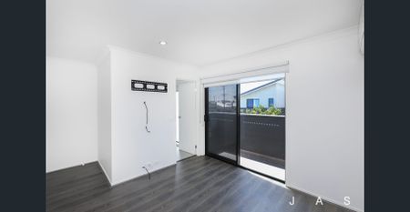 Inner City Living with 4 bedrooms and off street parking for one car - Photo 3