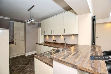 4 bedroom semi-detached house to rent - Photo 2