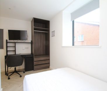 4 bed Apartment for Rent - Photo 3
