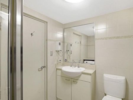 LARGE CORNER APARTMENT | Furnished - Photo 5