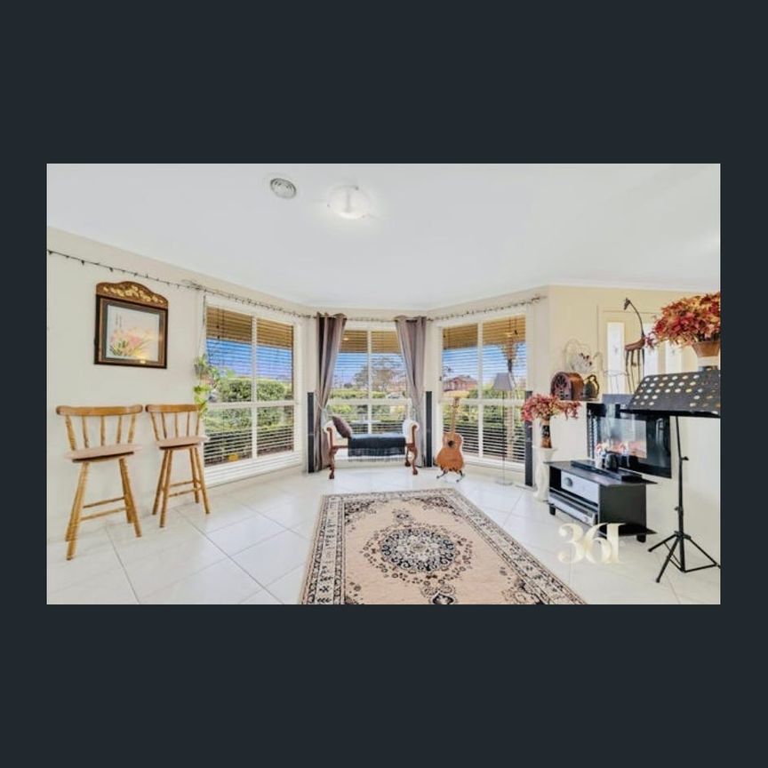 🏡 Contemporary Park-View Home with Prime Location – Electricity, Water and Garden Maintenance bills included - Photo 1