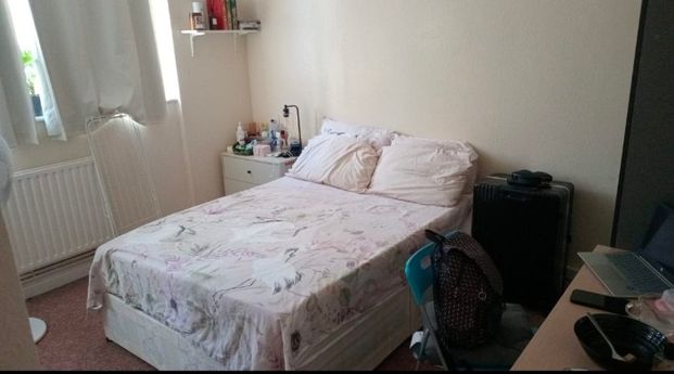 Wide and airy double room in NW4 4LR 16 Hendale Avenue - Photo 1