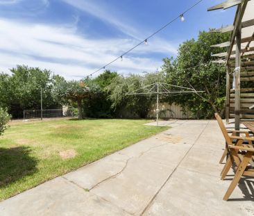 Perfectly Located 3 Bedroom House in South Brighton - Photo 2
