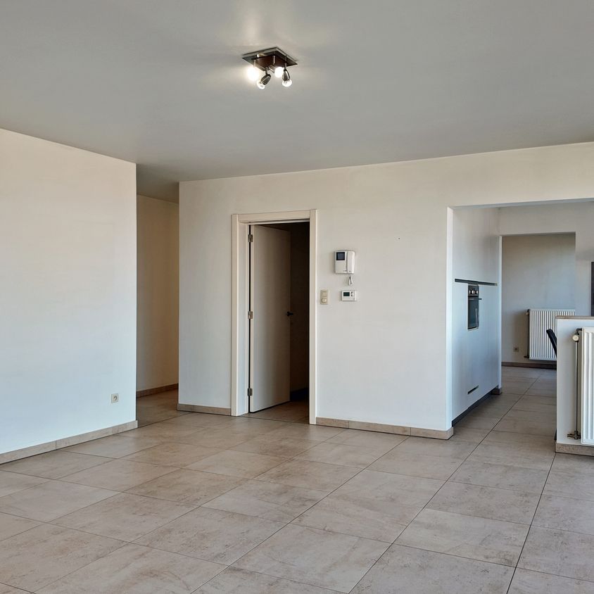 Lichtrijk appartement met panoramisch uitzicht op de Markt van Eeklo! - Photo 1