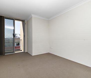 Spacious Unit in Prime Location - Photo 2