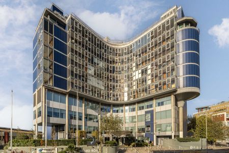 Lombard Road, SW11, London - Photo 4