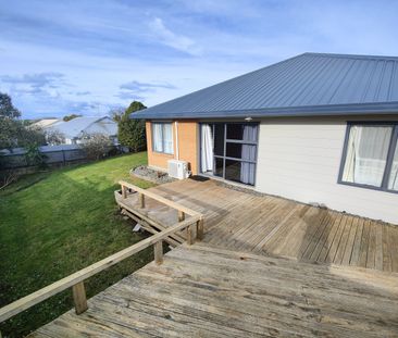 Three bedroom family home - Photo 1