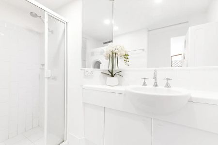 “Spacious 2-Bedroom Unit in Prime Location” - Photo 3