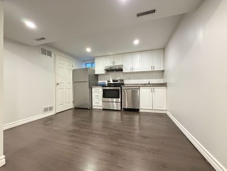 For Lease - 240 Yorkshire Drive Unit# Lower, Newmarket, Ontario - Photo 2