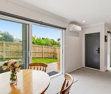 Sunny, west facing, low maintainance - Photo 1