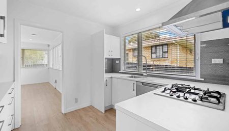 Three bedrooms in New Lynn - Photo 2