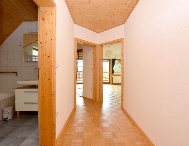 Moderne, helle Maisonette-Wohnung auf 2 Ebenen mit Terrasse, Balkon und Einbauküche. - Foto 1