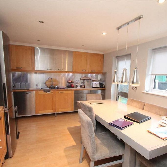5 bedroom detached house to rent - Photo 2