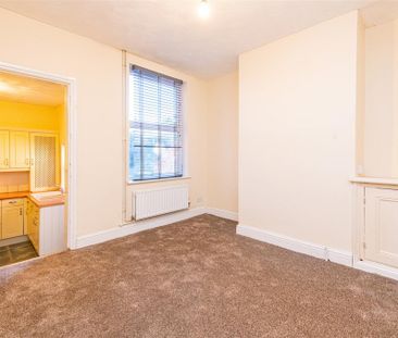 2 bed House - Mid Terrace To Let - Photo 2