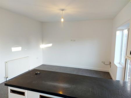 3 bedroom Semi-detached house to rent - Photo 2