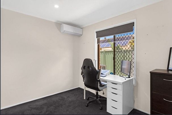 Stylish 2-Bedroom End-Unit in Quiet Cul-de-Sac - Photo 1