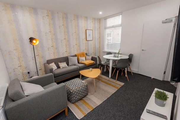 4 bedroom terraced house to rent - Photo 1