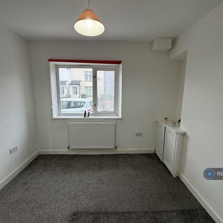 4 bedroom semi-detached house to rent - Photo 1