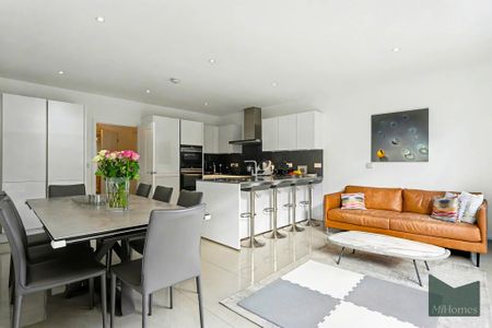 4 bedroom end of terrace house to rent - Photo 3