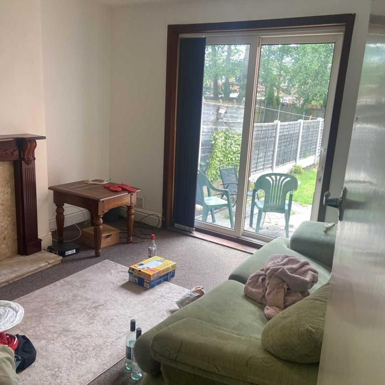 4 bedroom semi-detached house to rent - Photo 1