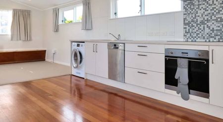 2 Bedroom Warm Quality property in Khandallah, Welliington - Photo 5