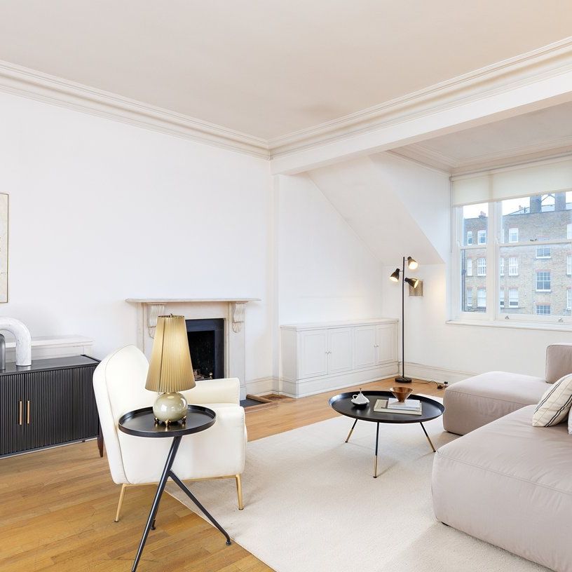 A bright and spacious three bedroom top floor apartment in a beautiful period building presented to a high standard. - Photo 1