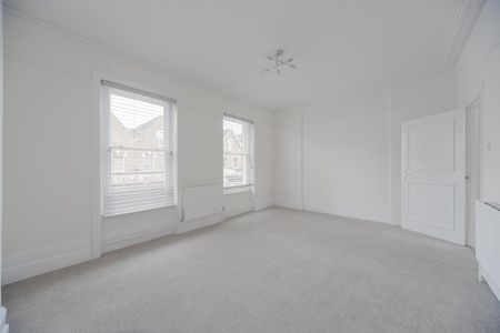 3 bedroom flat to rent - Photo 2