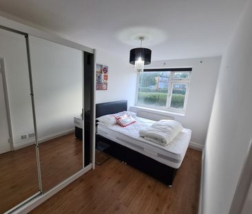 2 Bed Flat, Courtney Towers, IG2 - Photo 2