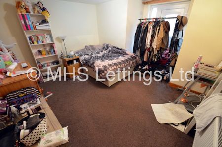6 Bedroom Mid Terraced House for rent in Manor Drive - Photo 2