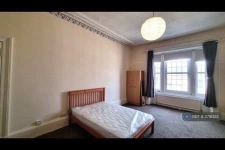4 bedroom flat to rent - Photo 4