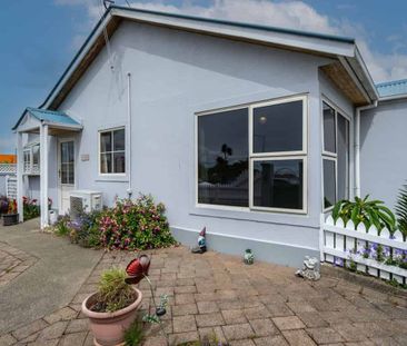 Modern Two‑Bedroom Townhouse in a Prime Location - Photo 1