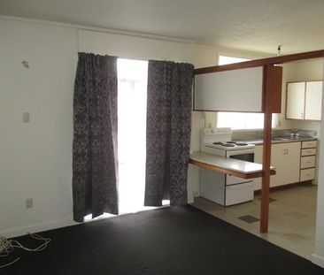 BEDSIT - Photo 1