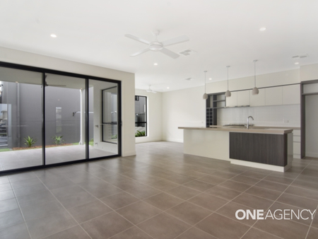 MODERN FOUR-BEDROOM FAMILY HOME IN SHELL COVE - Photo 3