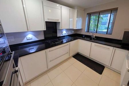 Woking, Surrey, GU22 - Photo 5