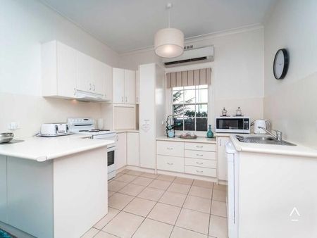 Stunning Fully Furnished Cottage in East Launceston - Photo 3