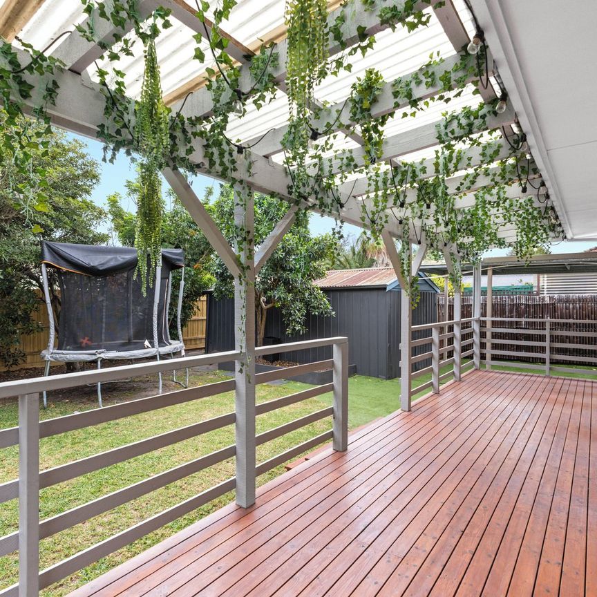 Charming Californian Bungalow with Modern Family Appeal in Prime Oakleigh Location - Photo 1