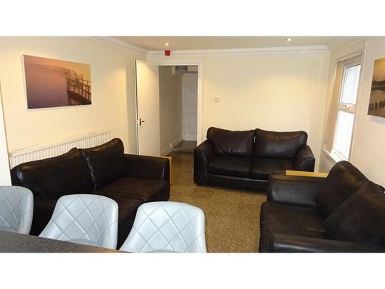 8 bedroom terraced house to rent - Photo 1