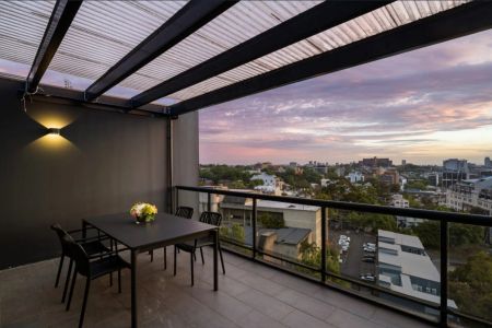 Inner-City Sub-Penthouse with Sweeping District Views - Photo 2